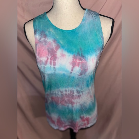 ⭐️ Bundle of 2 tie dye tanks Xs and small - Picture 6 of 7